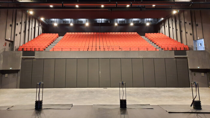La scène du théâtre accueille 800 personnes. - © D.R.