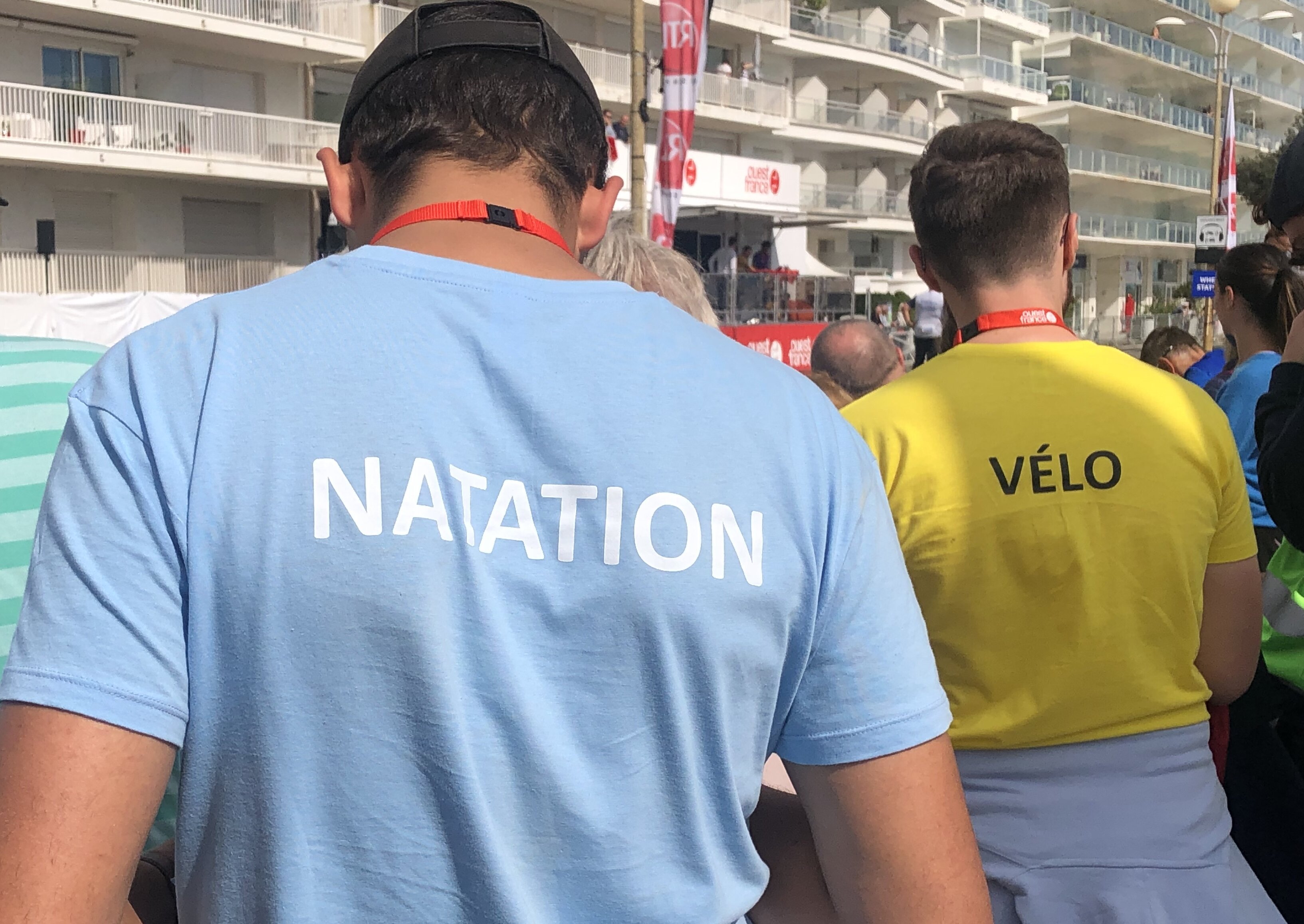 Les étudiants bénévoles sont identifiables à leur t-shirt coloré sur lequel est inscrit leur affectation : ravitaillement, natation, etc. - © Campus Matin
