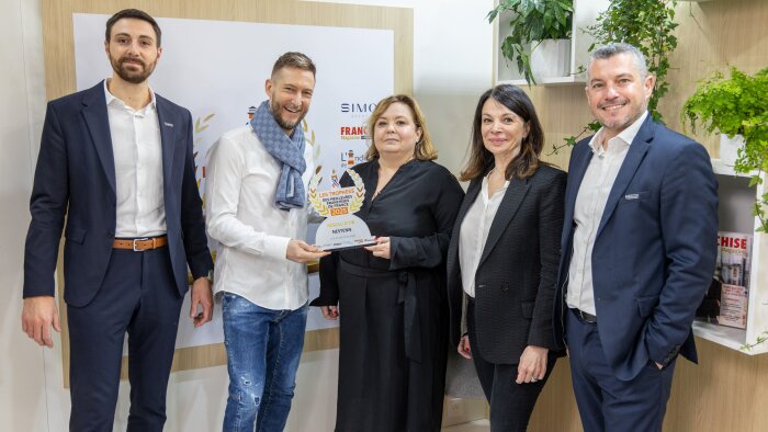 Delphine Rouxel, présidente de Nestenn, reçoit le trophée remis par l’Indicateur de la Franchise. - © D.R.