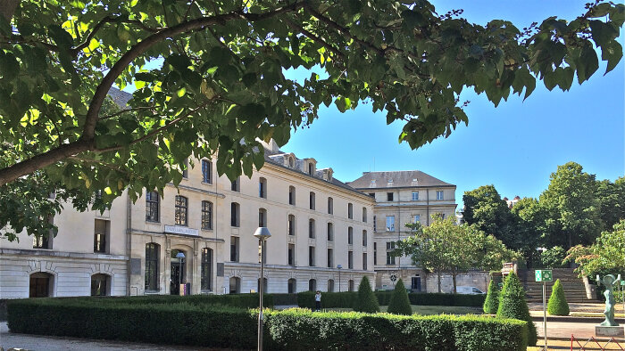 Le ministre de l’ESR est désormais rattaché à la ministre de l’éducation nationale et de l’ESR. - © MGU NTE