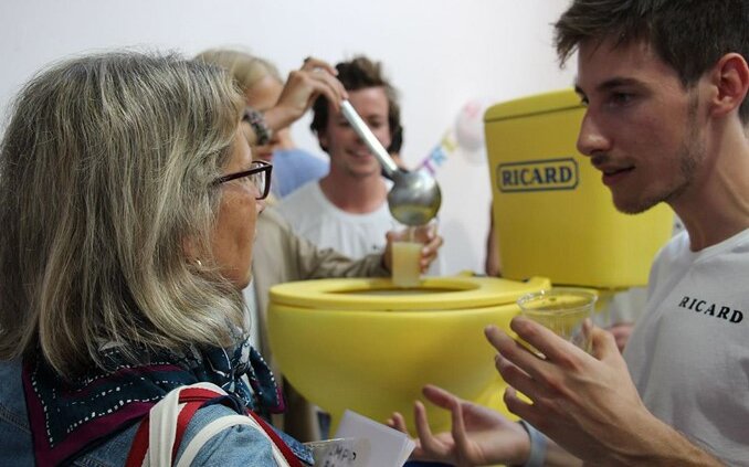 Des étudiants d’ESCP ont détourné des toilettes en les remplissant de Ricard. - © ESCP