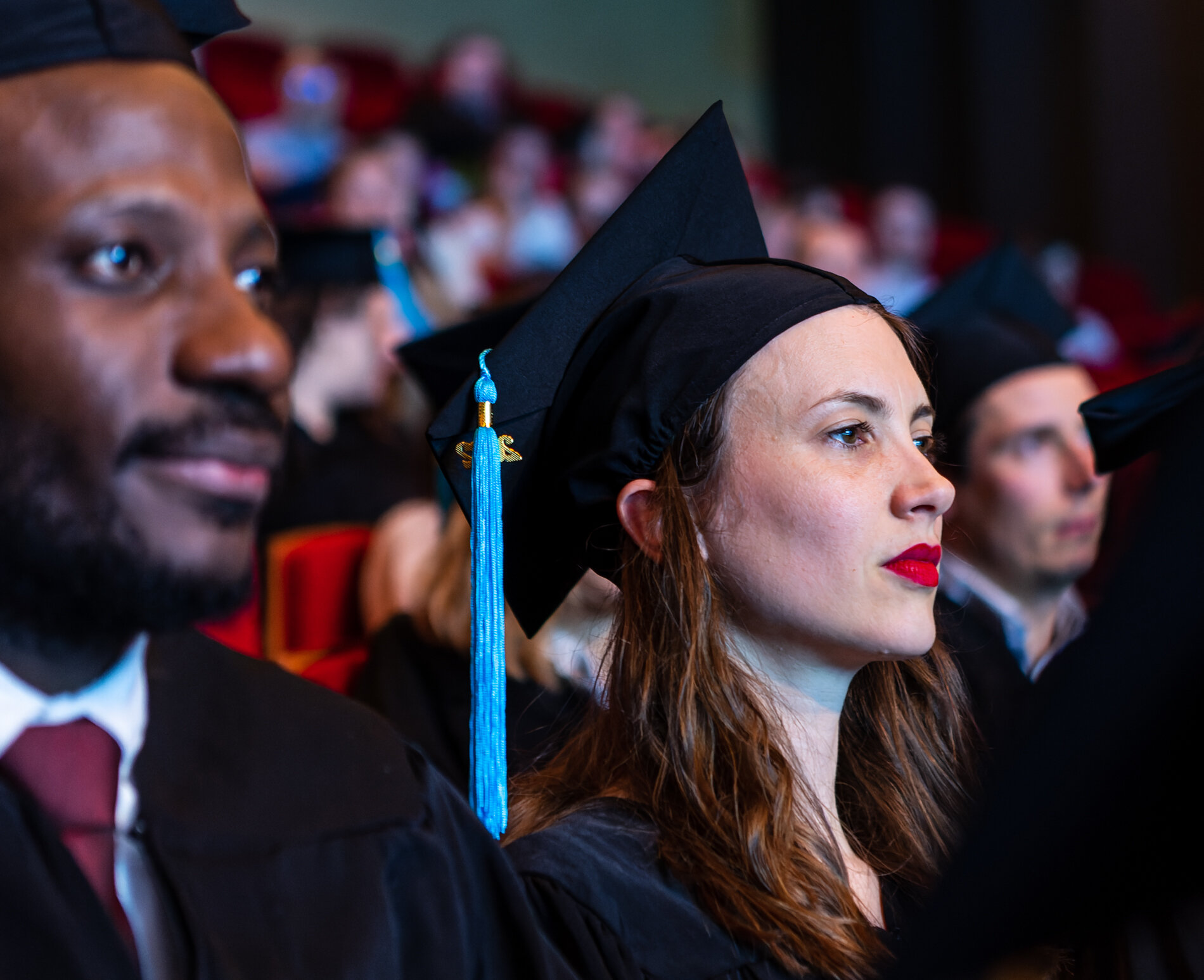 La couleur de l’Université de Bordeaux, le bleu, est présente dans le tassel et l’écharpe. - © Noel Fouque