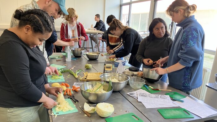 Une dizaine d’étudiants a pu participer à un atelier culinaire le 4 mars. - © UBS