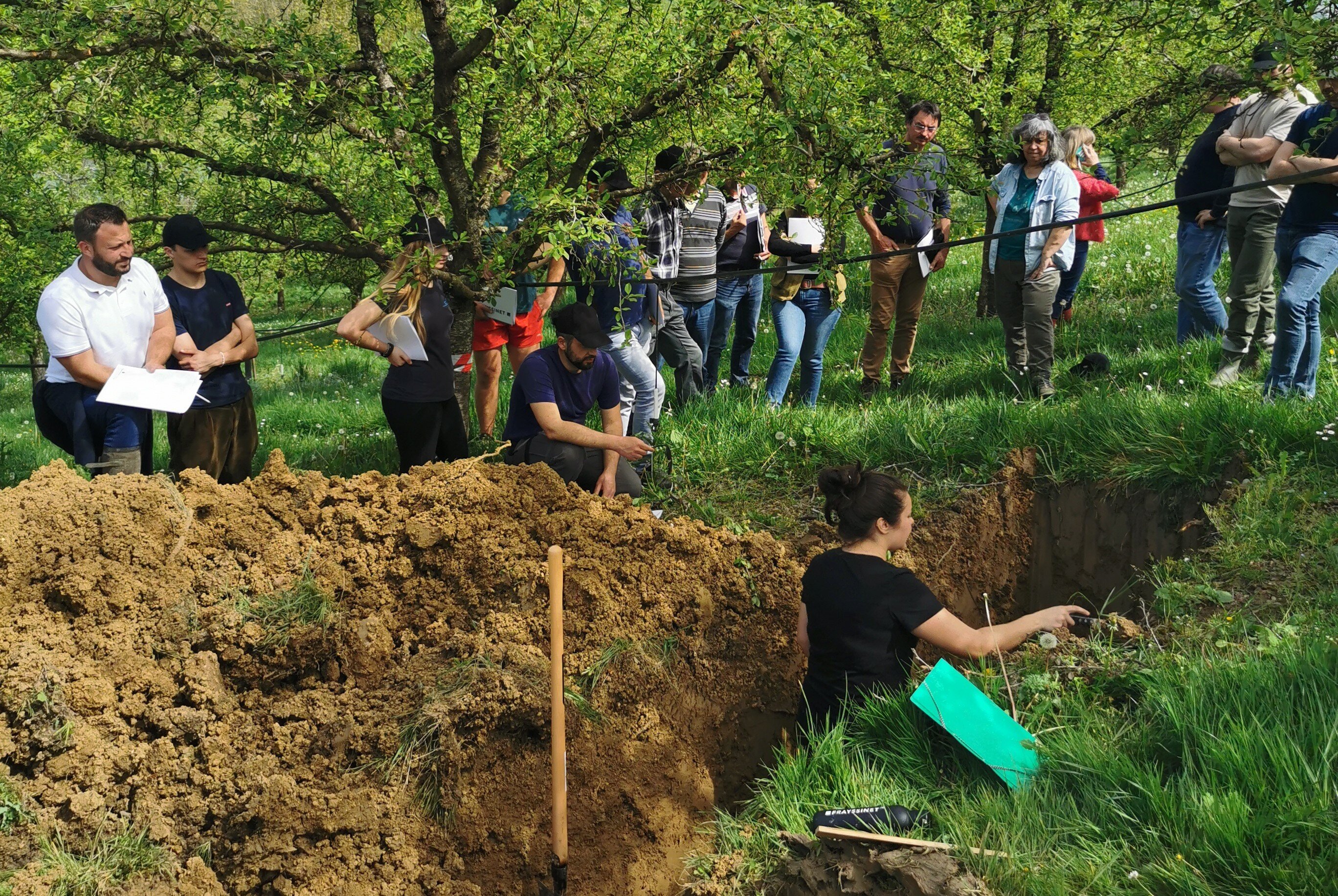 Les participants apprécient particulièrement les outils concrets que nous leur apportons, notamment les analyses de sol ou de végétaux - © Frayssinet