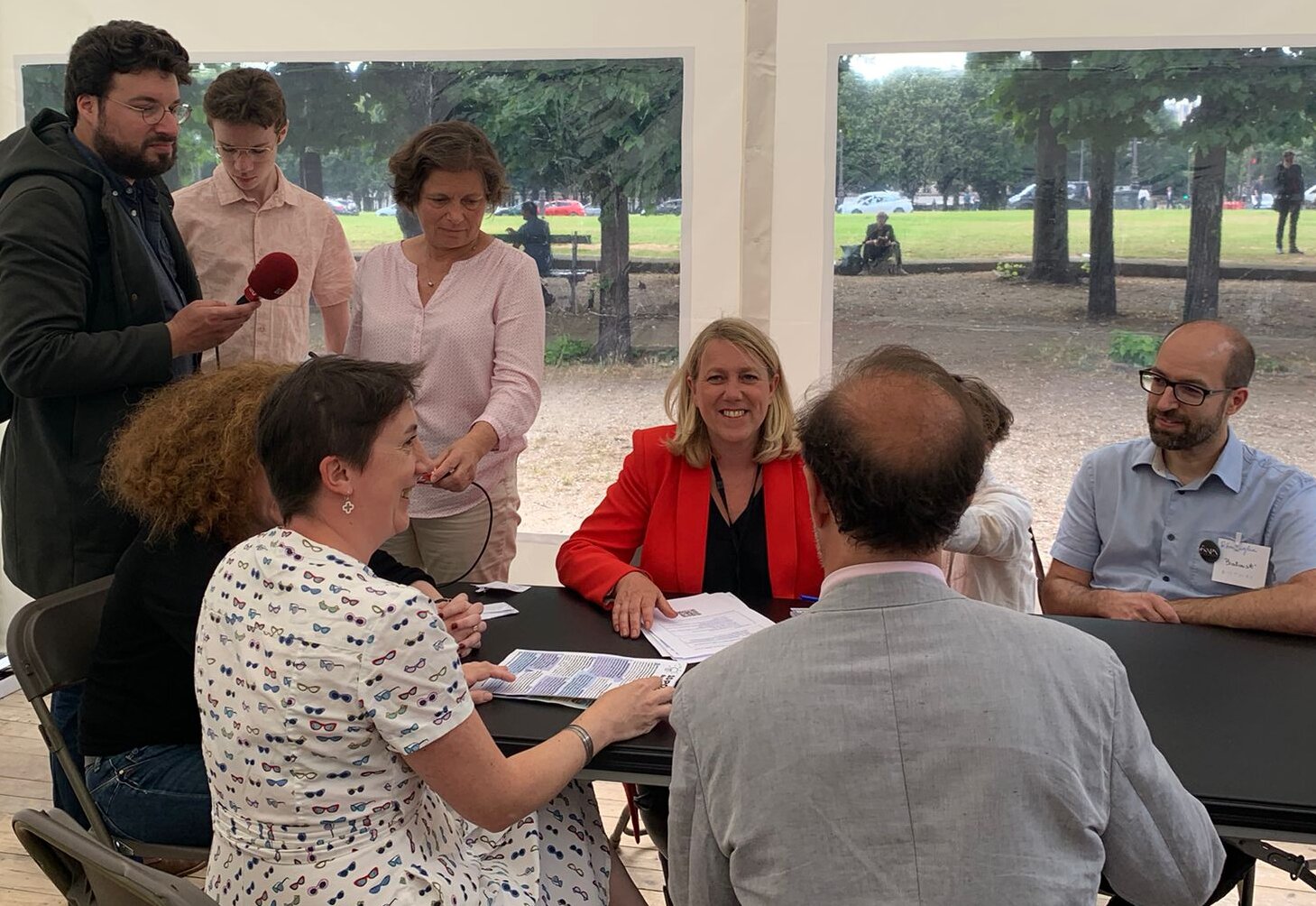 Danielle Simonnet (en rouge) est nouvellement élue en tant que députée de la Nupes - © Enora Abry