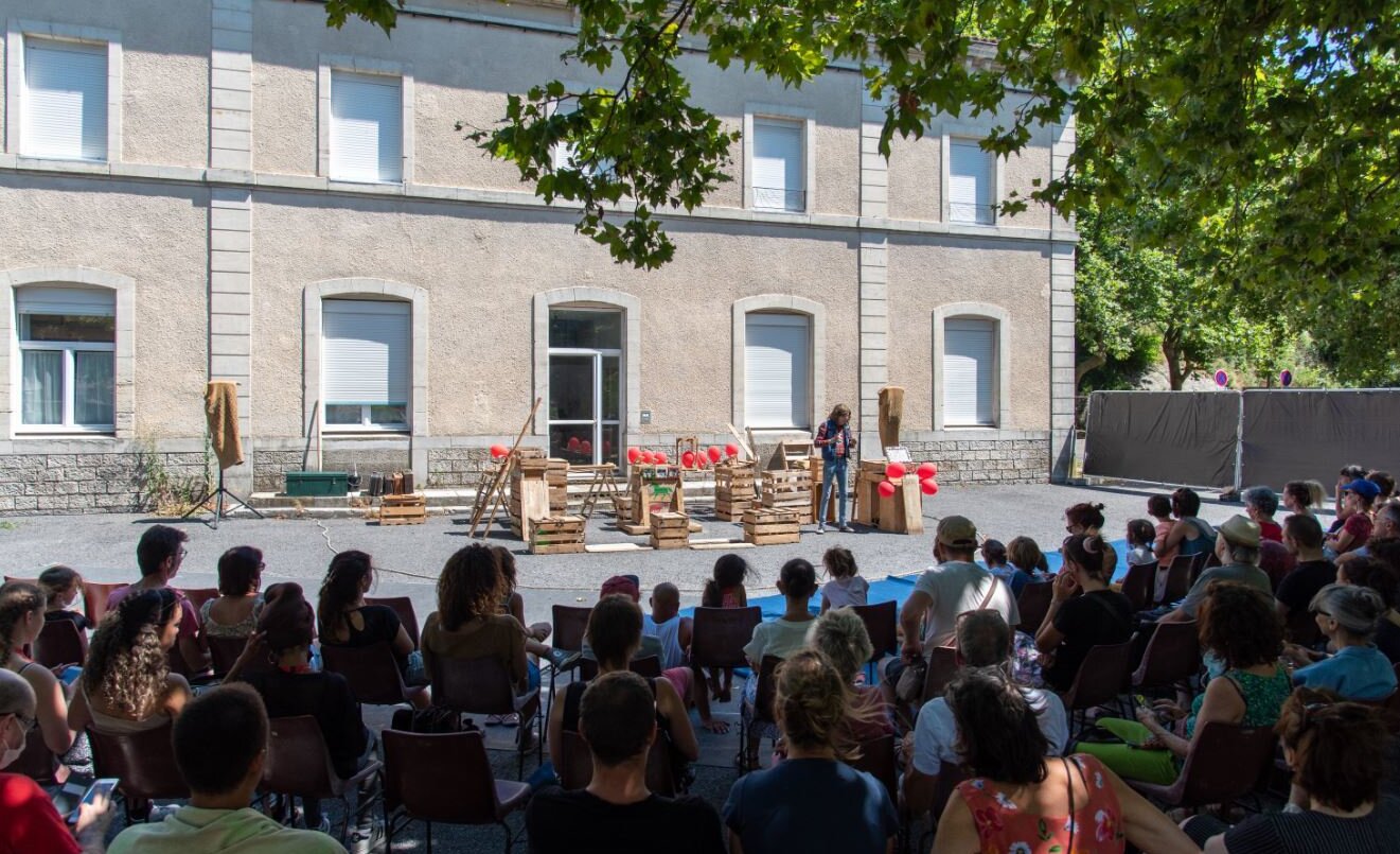 « Des habitants sont surpris de voir leur village changer de décor et d’ambiance », témoigne-t-on chez les Elvis Platinés. - © Arnaud Iracane
