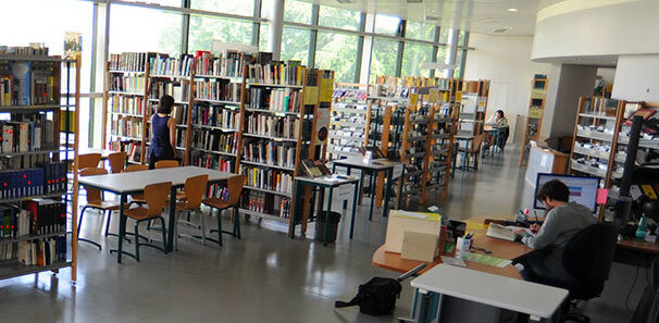 Les étudiants des centres pénitentiaires de Rennes peuvent emprunter des livres de la BU de l’Université Rennes 2. - © Université Rennes 2