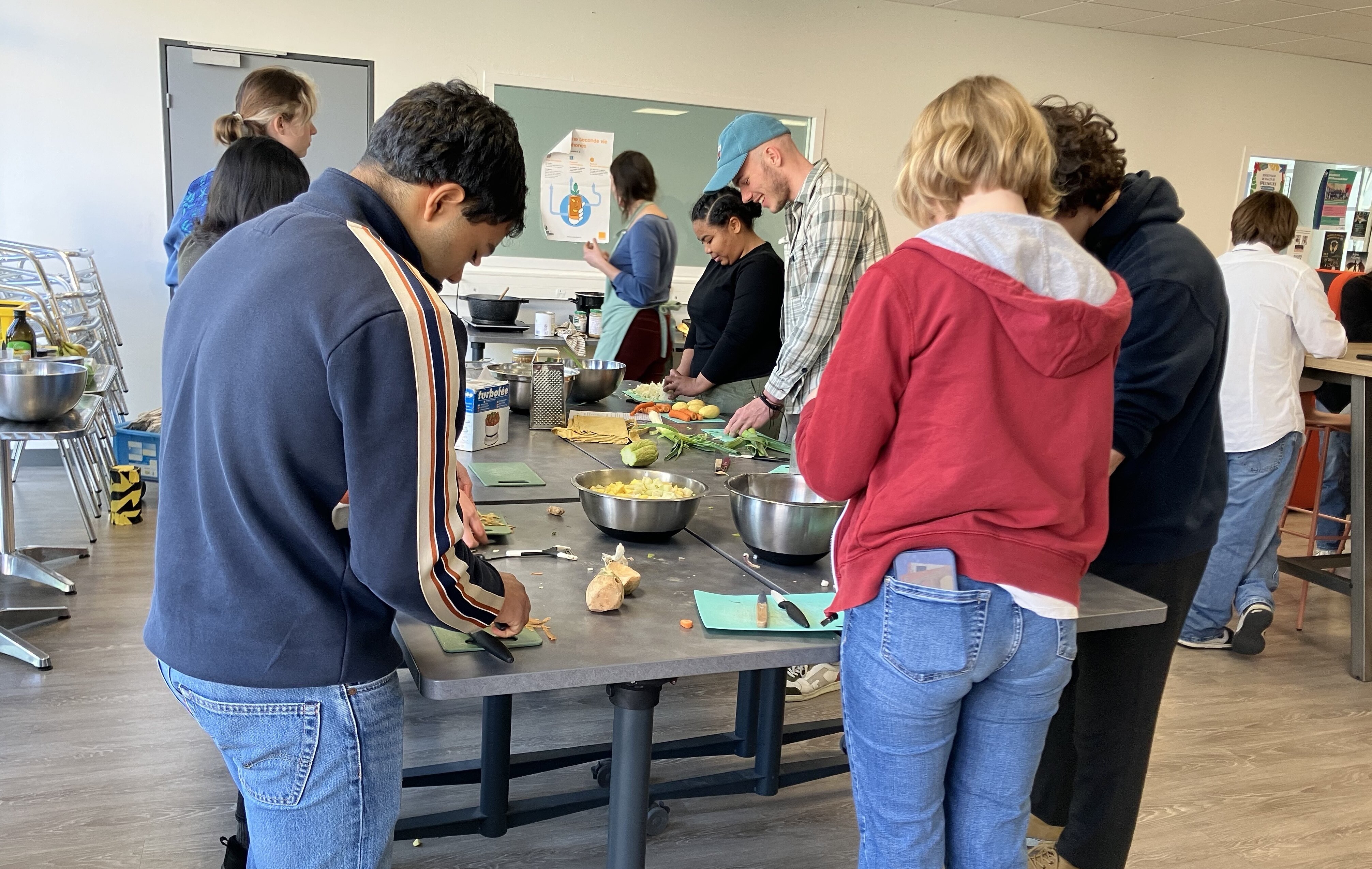 Les ateliers culinaires son l’occasion d’apprendre à cuisiner un repas petit budget et sain. - © UBS