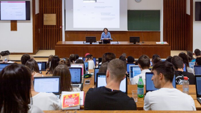 Les qualifications pour devenir enseignant-chercheur. - © CPU
