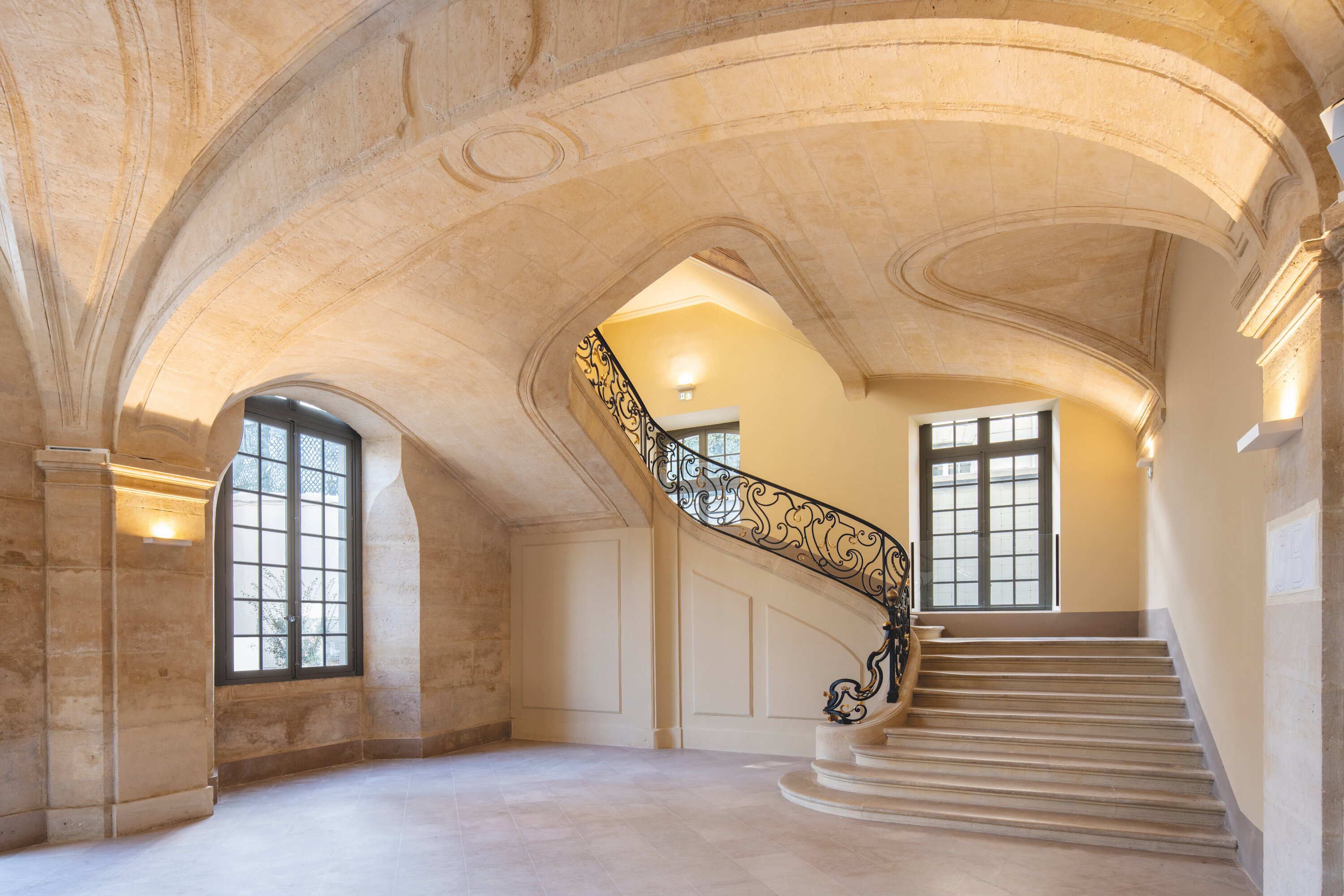 Grand escalier menant aux salons classés du premier étage - © D.R.