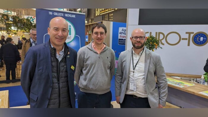 De gauche à droite : Christophe Grison, président d’Adivalor, Vincent Bournaison, agriculteur dans l - © D.R.