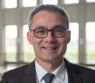 Robin Adjari est directeur data, innovation-expérimentation et transformation digitale de l’Essec Business School. - © D.R.