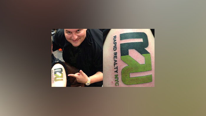 Des agents immobiliers se font tatouer le logo de leur agence
