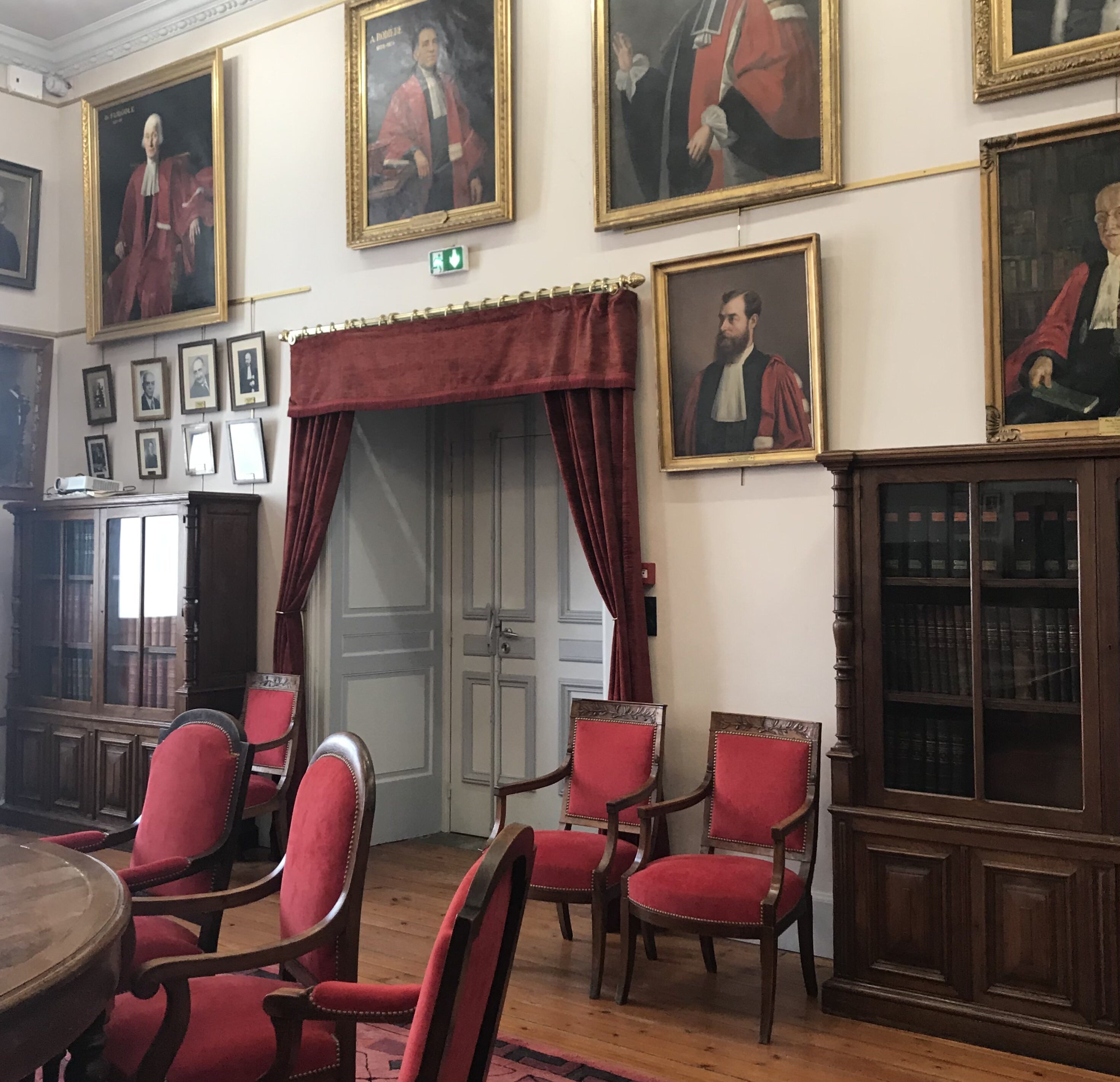 Dans cette ancienne salle des professeurs de la faculté, les murs sont couverts de portraits de ceux qui l’ont marquée - © Léa Gerakos
