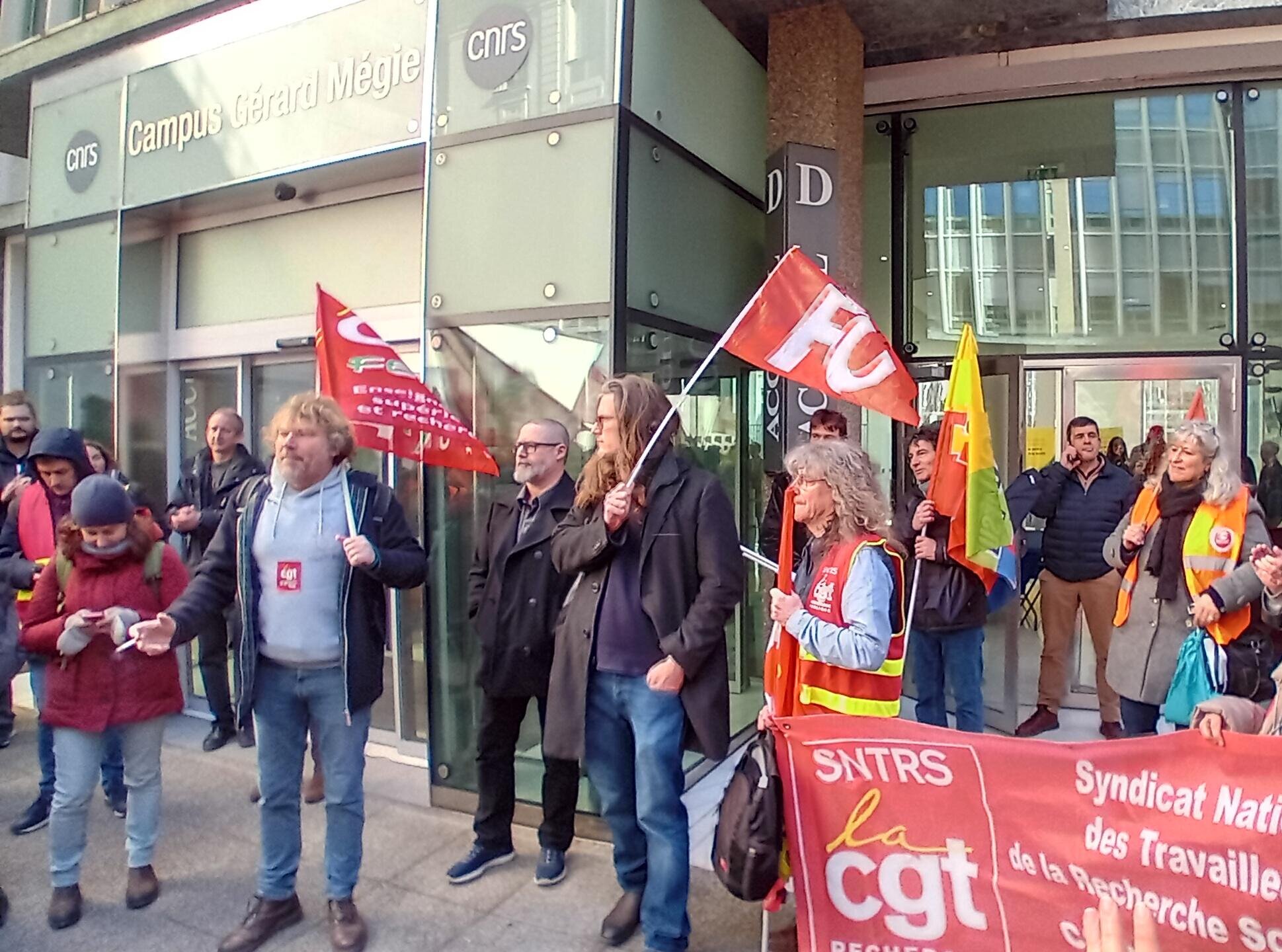 Une manifestation intersyndicale contre les key labs a rassemblé plusieurs centaines de personnes au siège du CNRS à Paris. - © Manon Pellieux