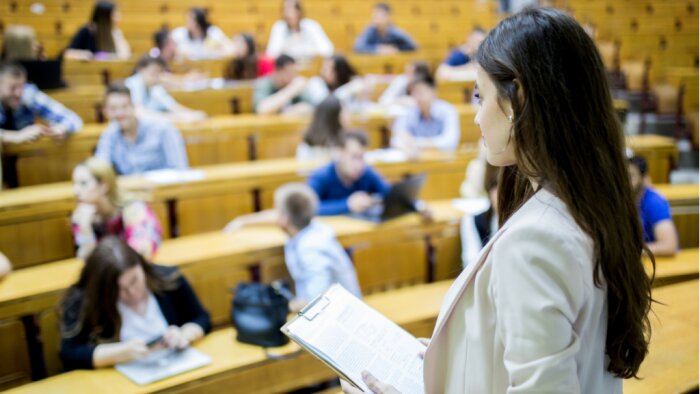 Les enseignants contractuels représentent 25 % de l’effectif des enseignants de l’ESR public en 2023 - © Canva