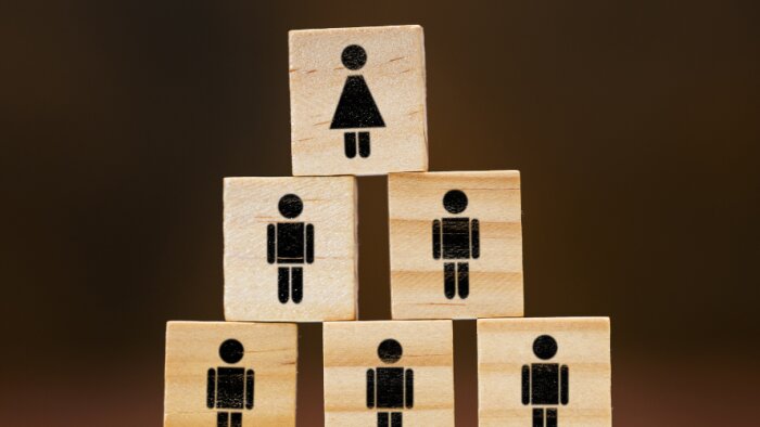 Les femmes représentent 43,7 % des équipes dirigeantes universitaires. - © Canva
