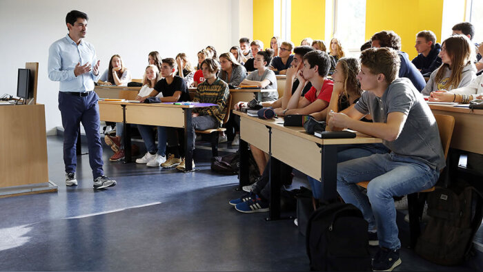 Les intervenants extérieurs sont recrutés parmi les professionnels et les enseignants-chercheurs - © Essca