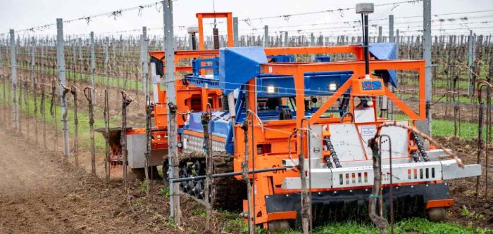 Stecomat devient le distributeur exclusif en France du robot de viticulture et arboriculture Slopehelper