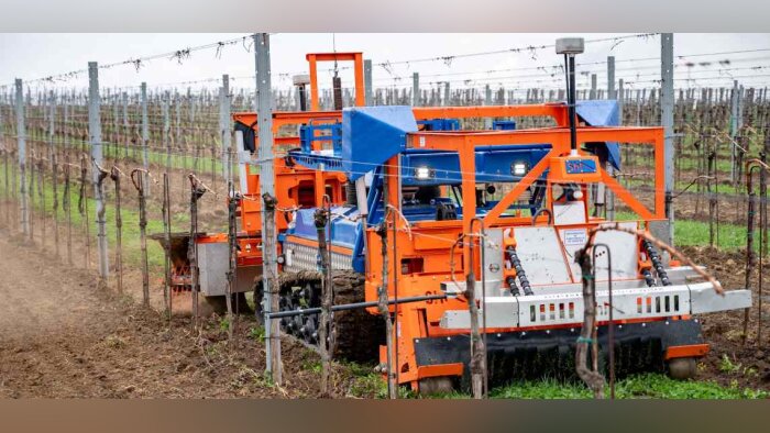 Stecomat devient le distributeur exclusif en France du robot de viticulture et arboriculture Slopehelper