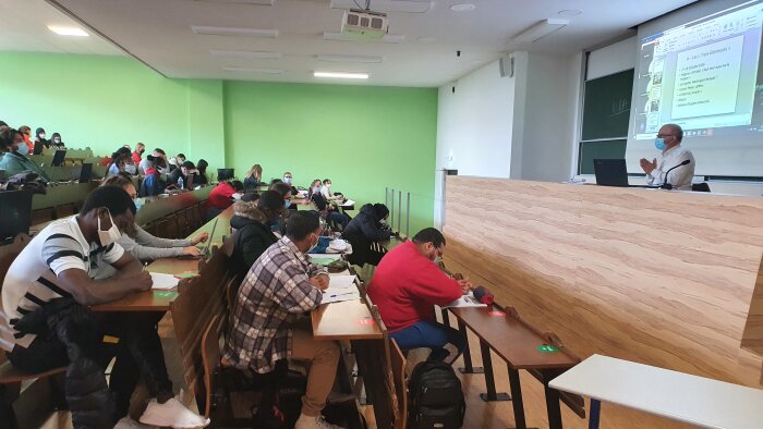 Cet enseignant donne cours en hybride : avec la caméra de son ordinateur il fait une visioconférence - © MarineDessaux