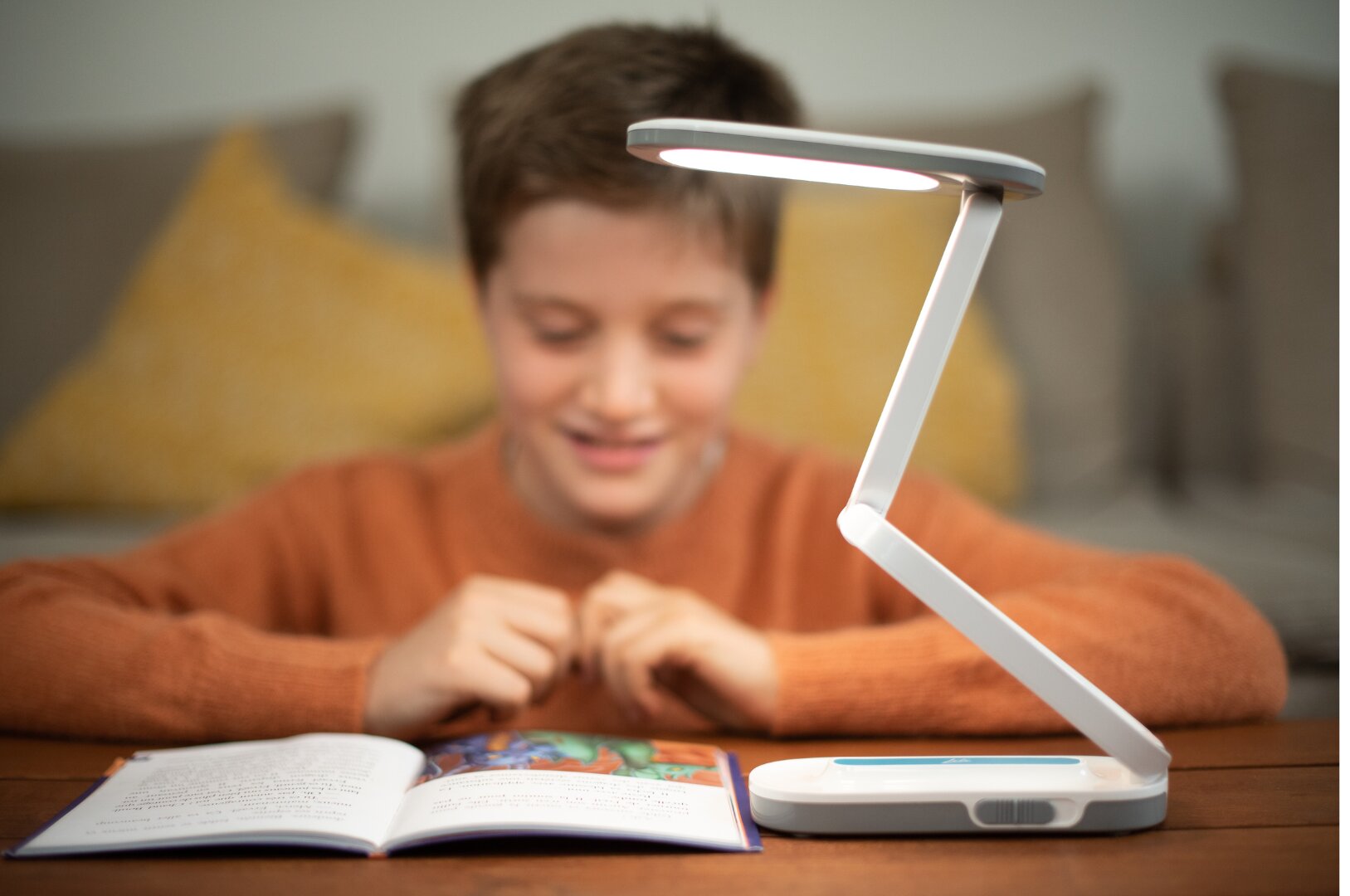 La lampe Lili émet des flashs lumineux, imperceptibles à l’œil nu, qui rendent la perception de l’écrit plus précise pour les dys. - © Lili for light