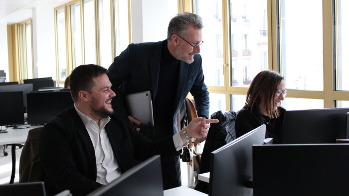 Au centre, Aurélien Flament, directeur général de leboncoin immo avec ses équipes. - © D.R.