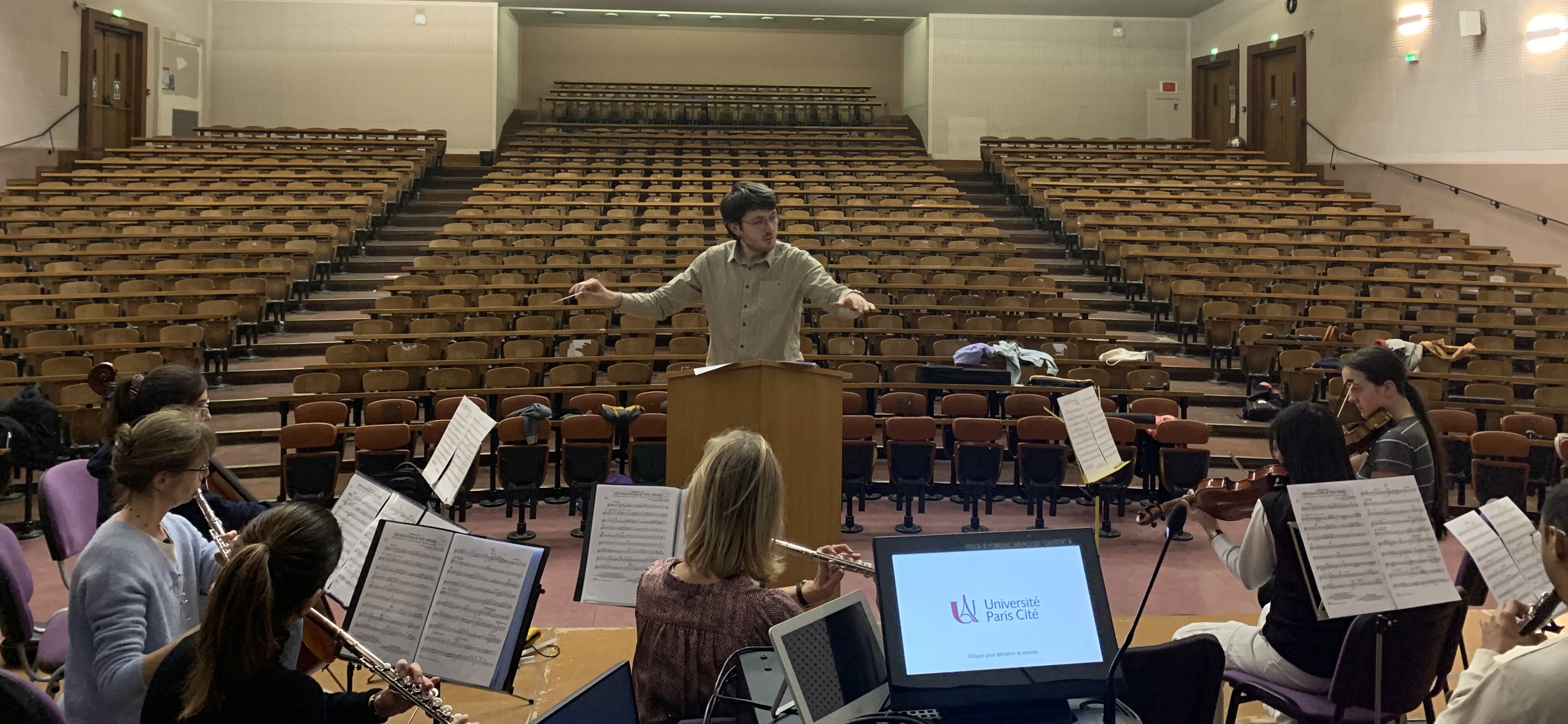 L’orchestre dirigé par Nicolas Kuszla se réunit tous les jeudis à l’amphithéâtre Binet au campus Saint-Germain-des-Prés. - © Antoine Bovio
