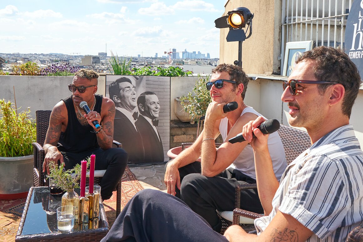 Aaron en interview sur un rooftop privé à Paris dans l’émission de Show Must Go Home - © Kubicki
