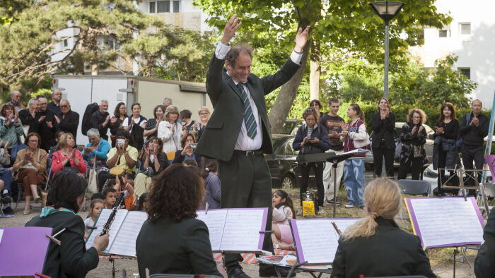 Les harmonies de La Poste, de la RATP et les Joyeux Vignerons de Bagneux en ouverture du festival. - © Louise Allavoine / Hans Lucas