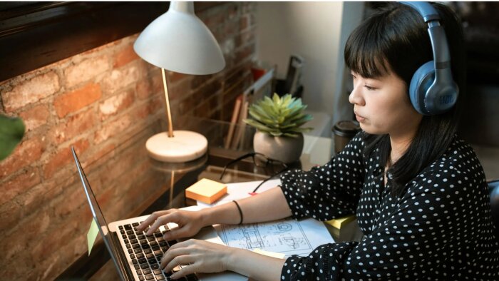 Rapports, expérimentations, annonces… l’été de l’IA dans l’enseignement supérieur