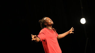 Yves Mwamba dans le spectacle « Hip Hop Nakupenda » de la compagnie Par Terre. - © Yannick Perrin