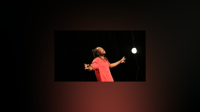 Yves Mwamba dans le spectacle « Hip Hop Nakupenda » de la compagnie Par Terre. - © Yannick Perrin