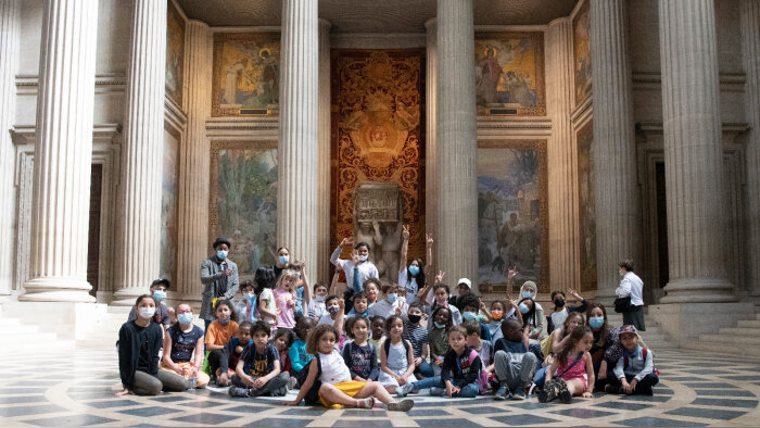 La grande section de l’école Victor Hugo de Saint-Ouen en visite au Panthéon avant le concert. - © Jérôme Panconi