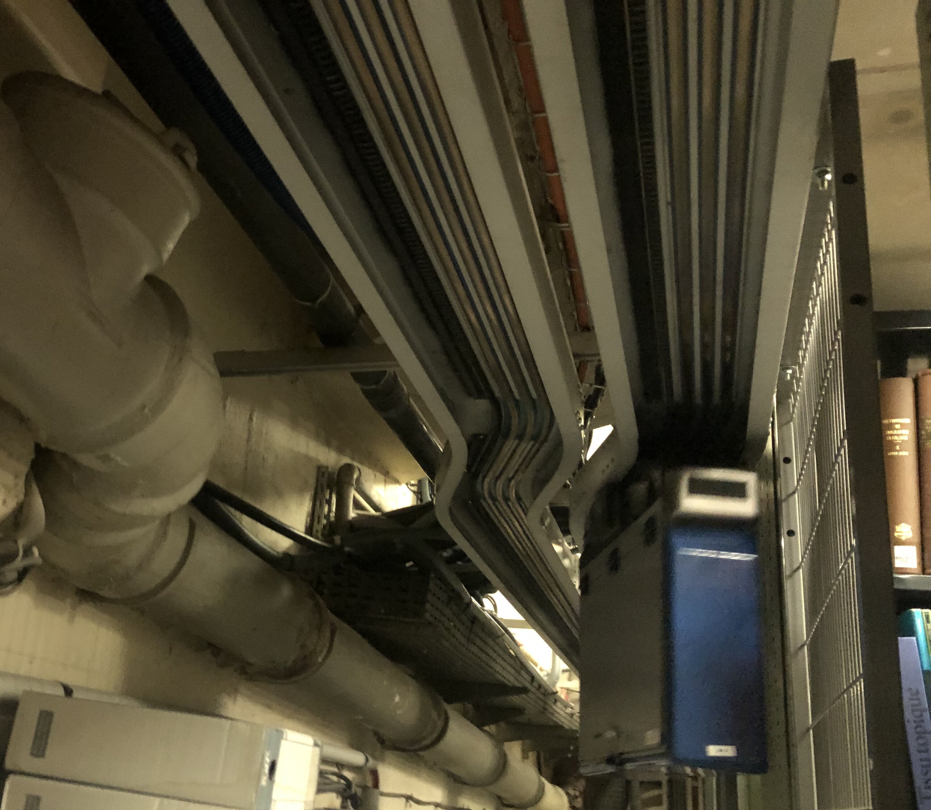 Derrière les étagères du magasin, le rail se poursuit au plafond. - © M. Dessaux