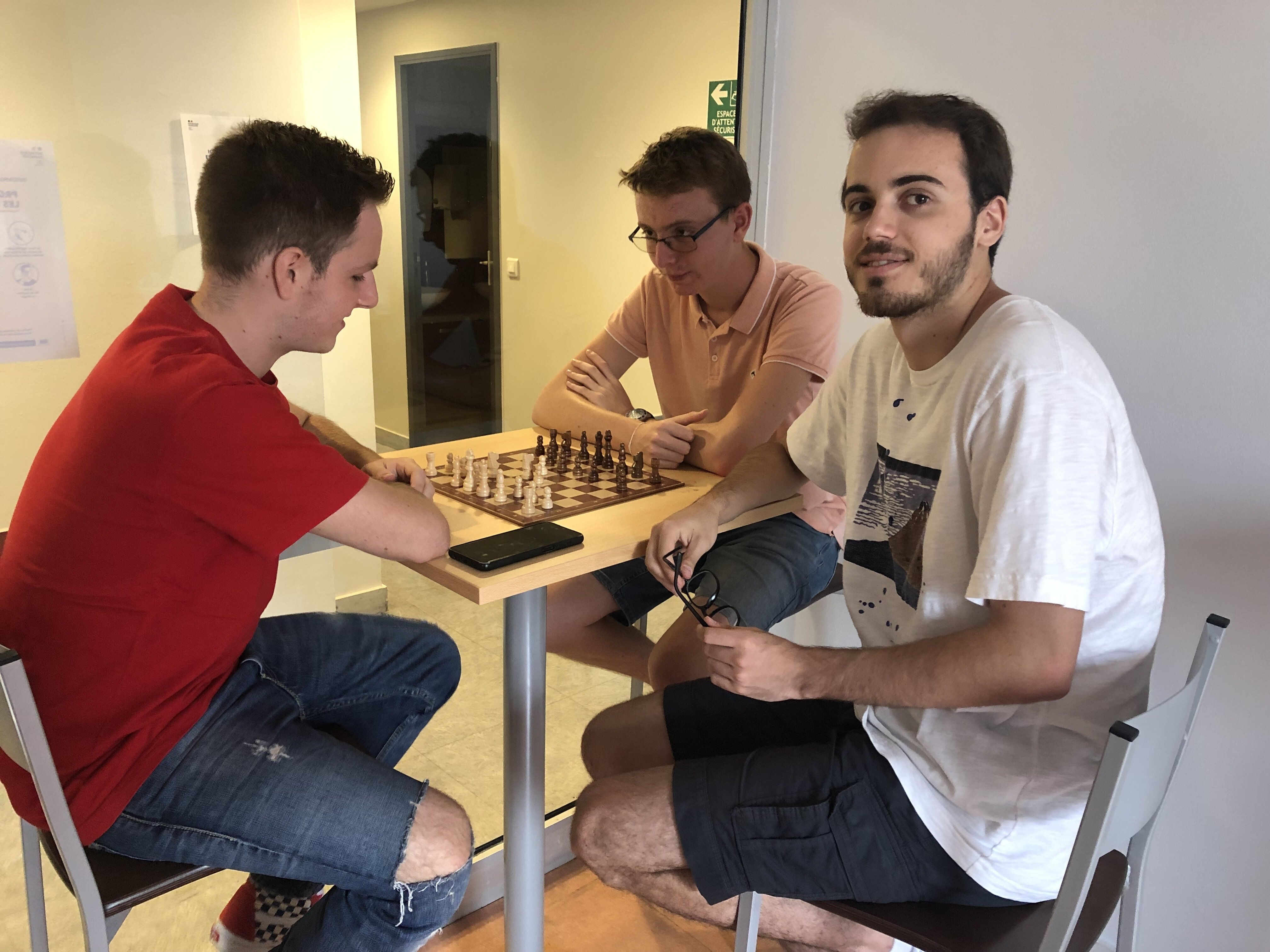 Mathis, Fabien et Hugo apprécient la proximité de ce campus contrairement à celui de Nice, plus difficile d’accès. - © Marine Dessaux