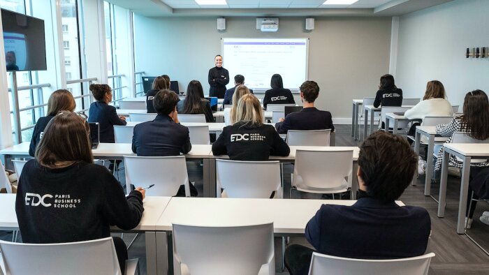 Pour de futurs pros du marketing, la vidéo est un outil incontournable, estime la professeure. - © EDC
