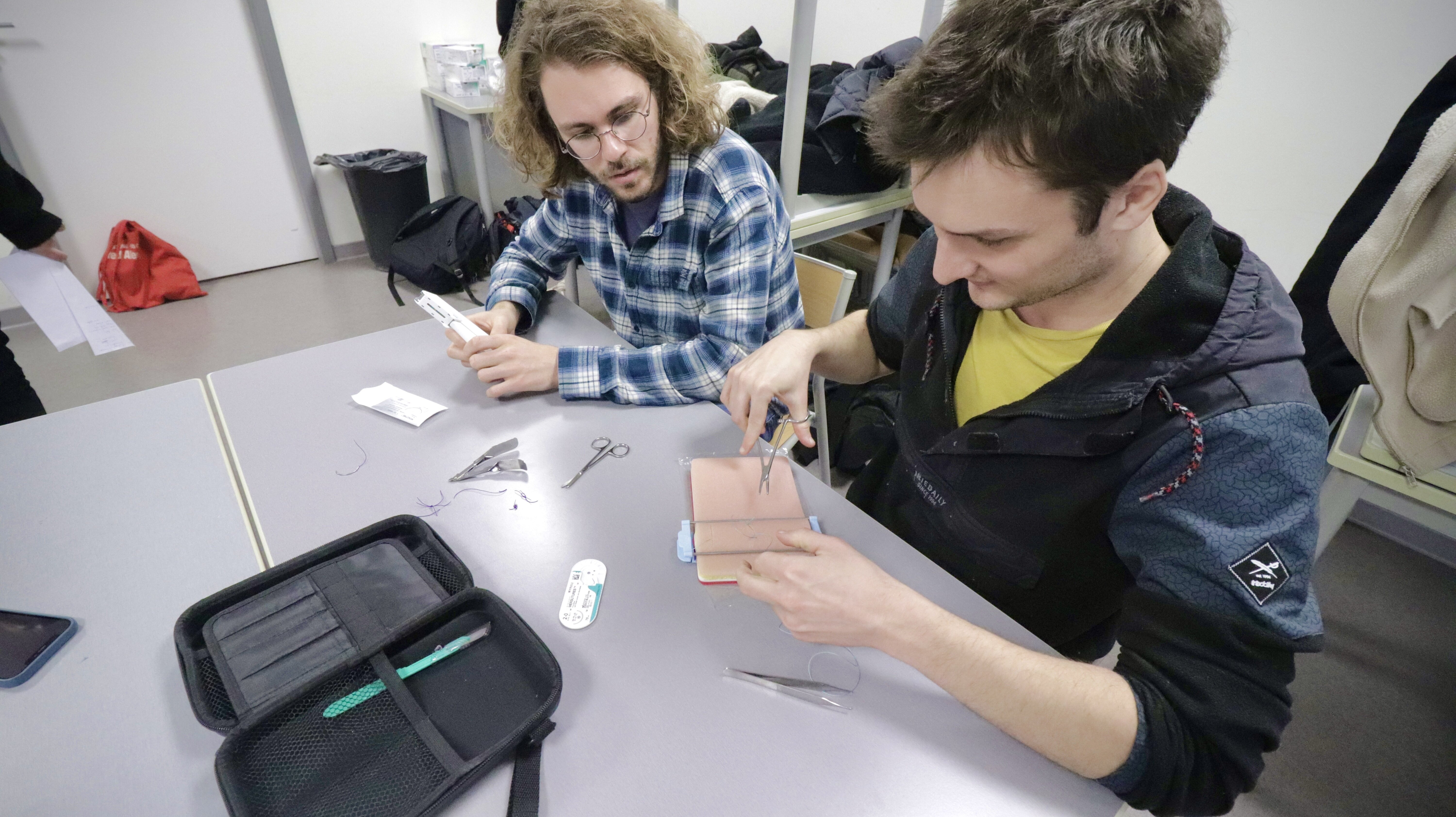 Des étudiants de médecine pratiquent des gestes techniques - © D.R.
