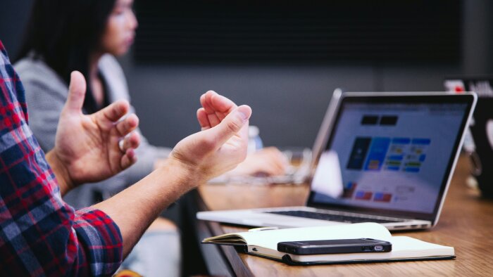 Avant de se lancer, une des clés est de faire plusieurs entretiens avec le directeur de thèse. - © Unsplash