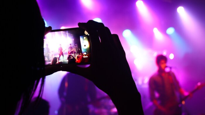 Les artistes doivent savoir prendre leurs distances avec les réseaux sociaux. - © D.R.