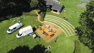 L’installation du théâtre dans un village des Pays de la Loire. - © TRLP