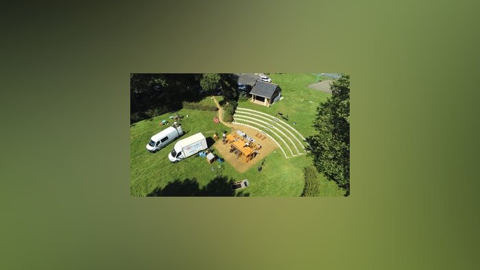 L’installation du théâtre dans un village des Pays de la Loire. - © TRLP