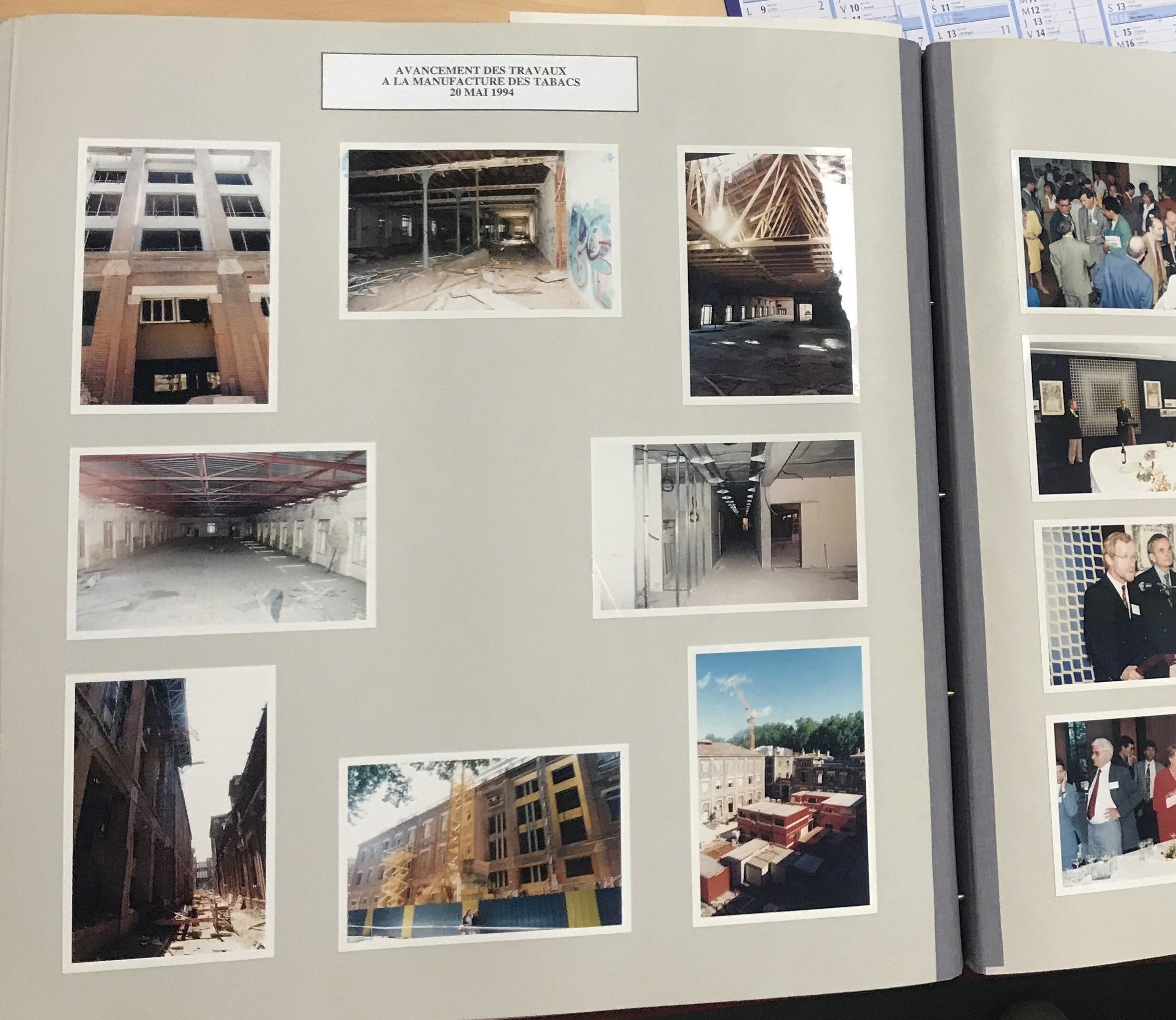 Un livre d’or regroupe des photographies de ce qui deviendra le troisième campus de l’Université Toulouse Capitole : la manufacture des tabacs lors de sa construction - © Léa Gerakos