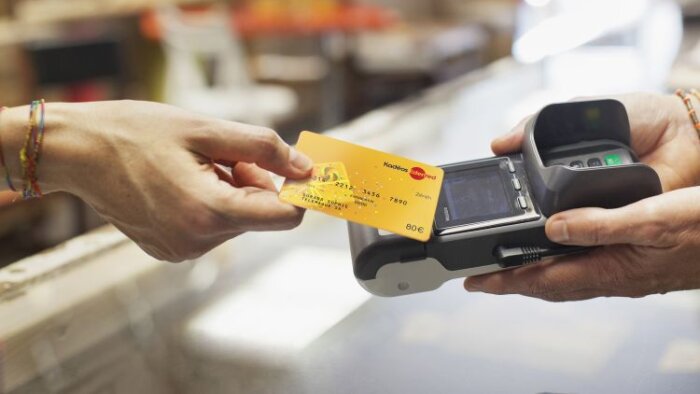 Chèques-cadeaux distribués aux salariés : une augmentation exceptionnelle pour Noël 2021 - © Getty Images/Cultura RF