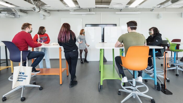 Une salle de classe au mobilier sur roulettes pour plus de flexibilité - © ICN/Alain Wallior