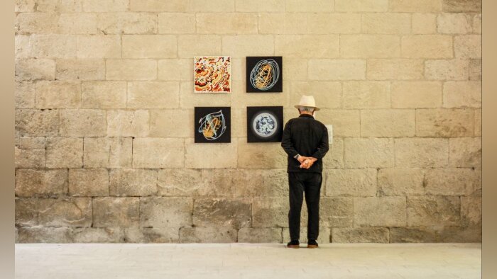 Exposition à l’abbaye de Silvacane, à la Roque d’Anthéron. - © AiR