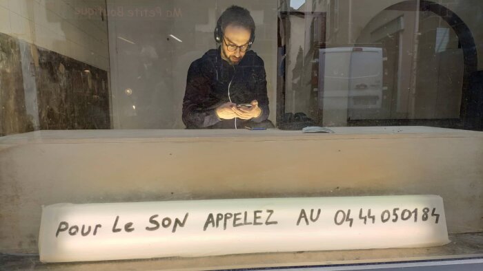 Julien Daillère lors d’une de ses « téléperformances », à l’Institut Français de Roumanie à Bucarest. - © Benjamin Trouche