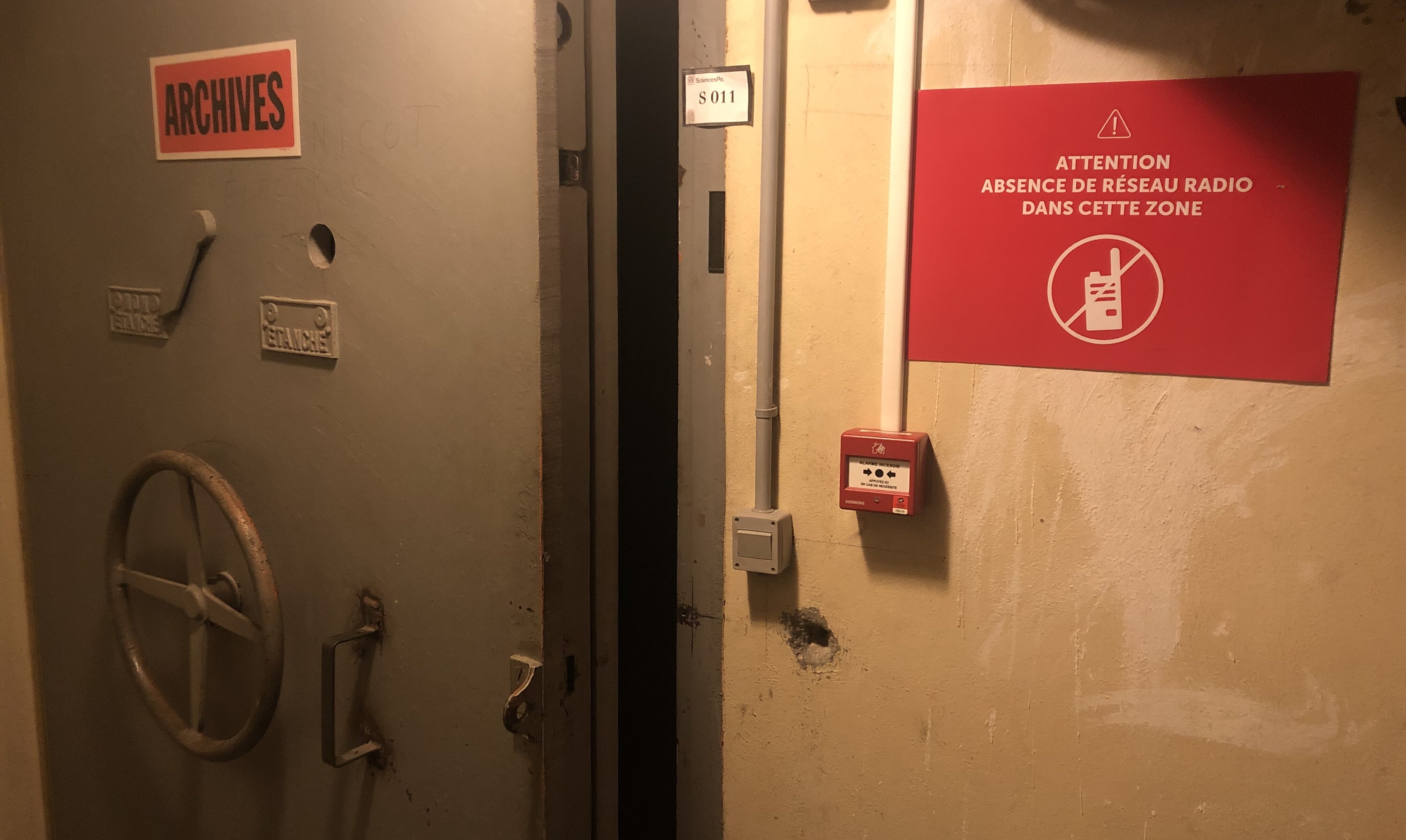 La porte blindée du bunker - © Marine Dessaux