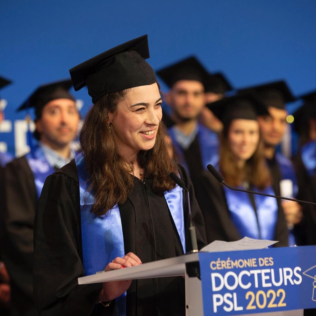 Plusieurs jeunes docteurs témoignent de leur expérience de thèse lors de la cérémonie du doctorat. - © Université PSL