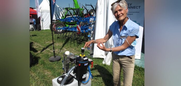 Isabelle Delpuech, responsable agriculture durable chez Syngenta, en pleine démonstration du système - © D.R.